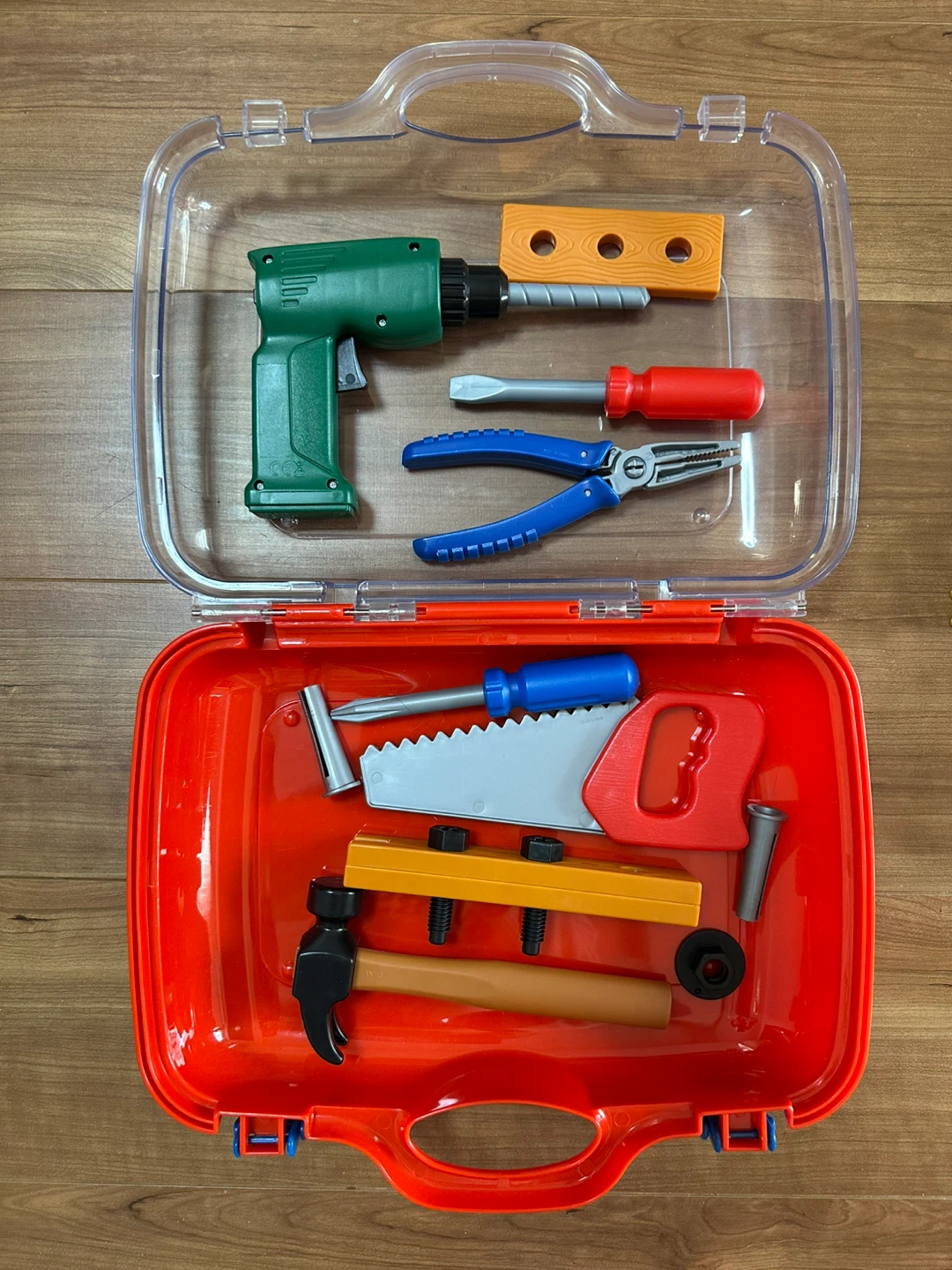 おもちゃの工具セットとキッチンセットの写真2枚目
