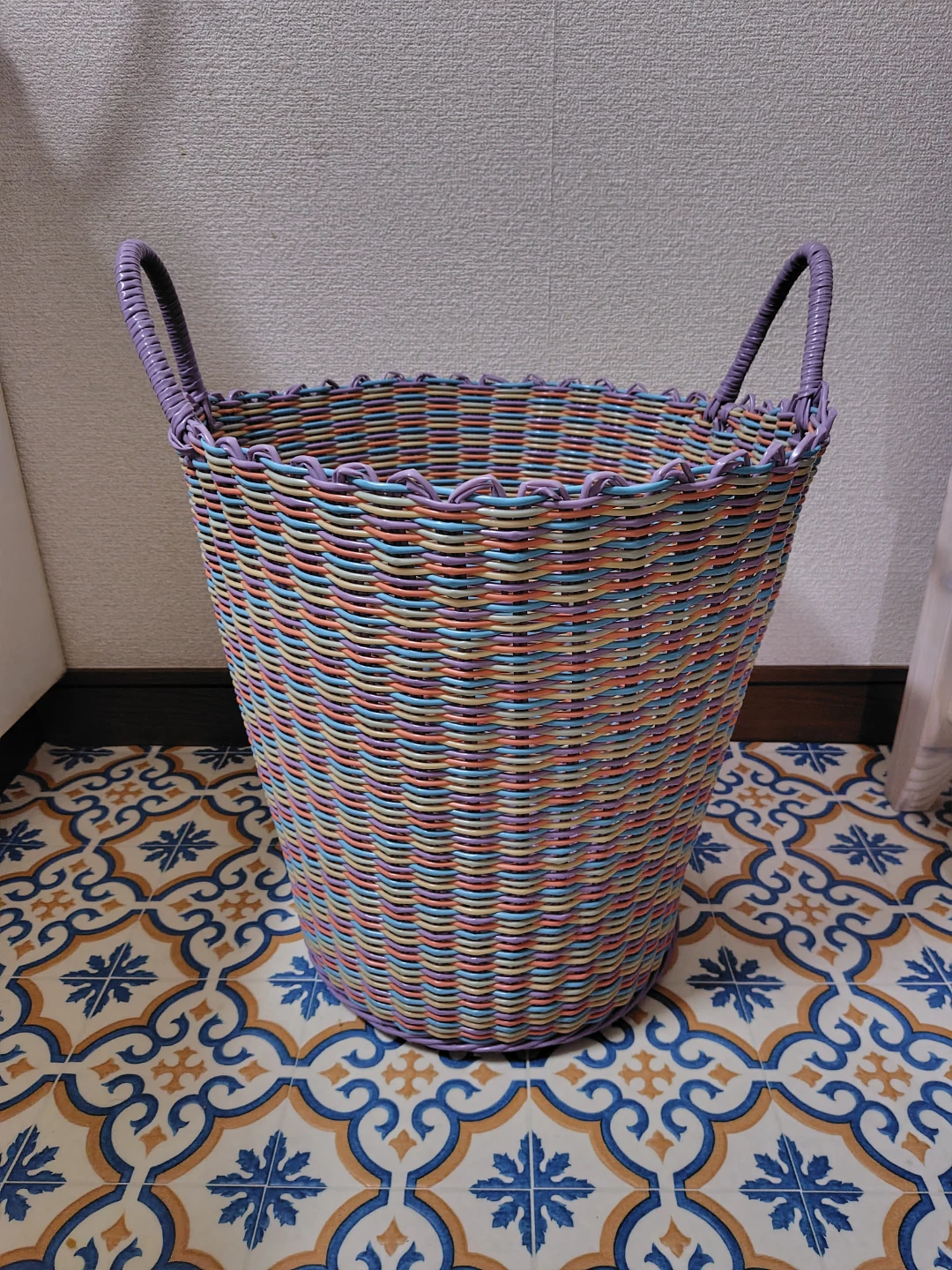 カラフルなプラスチック製バスケット