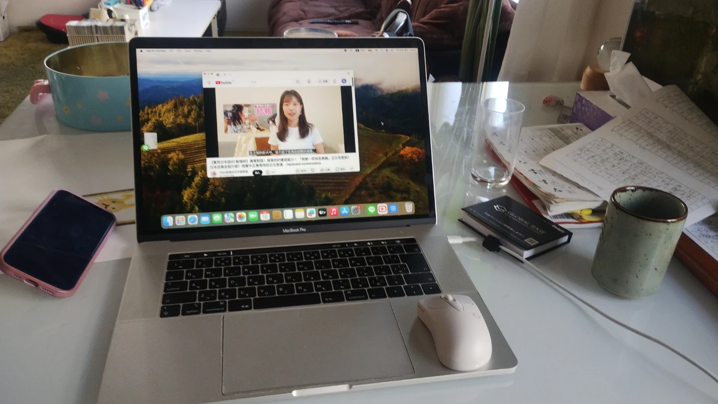 アップル MacBook Pro 15インチMR962J/A2018年の写真2枚目