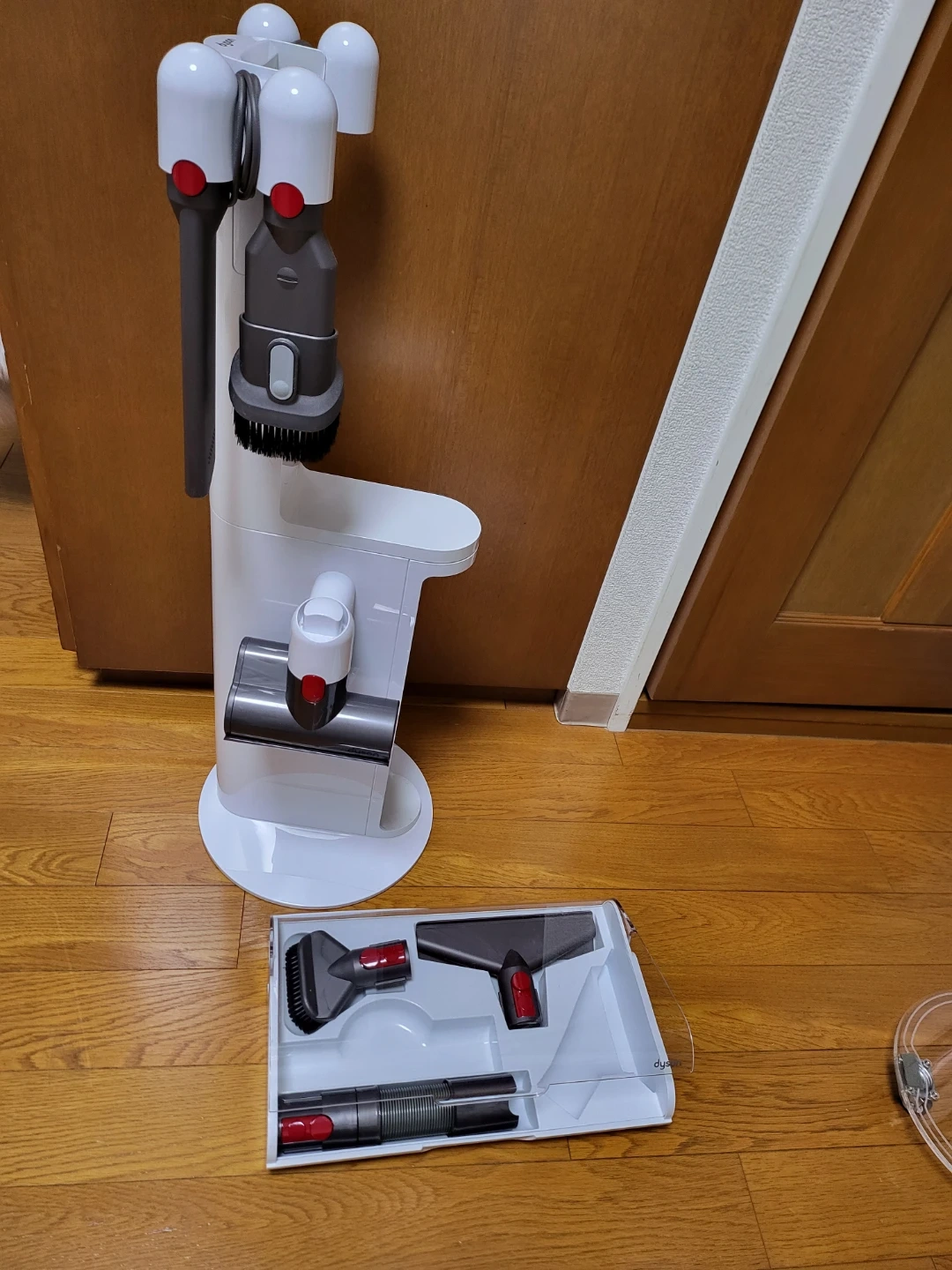 dyson充電式スタンドと付属品付き
