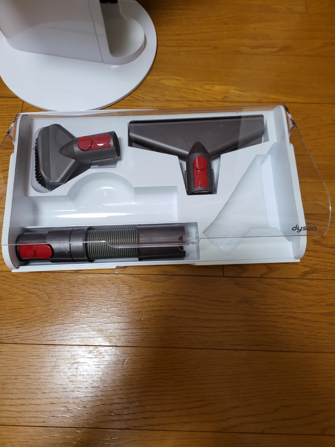 dyson充電式スタンドと付属品付きの写真2枚目