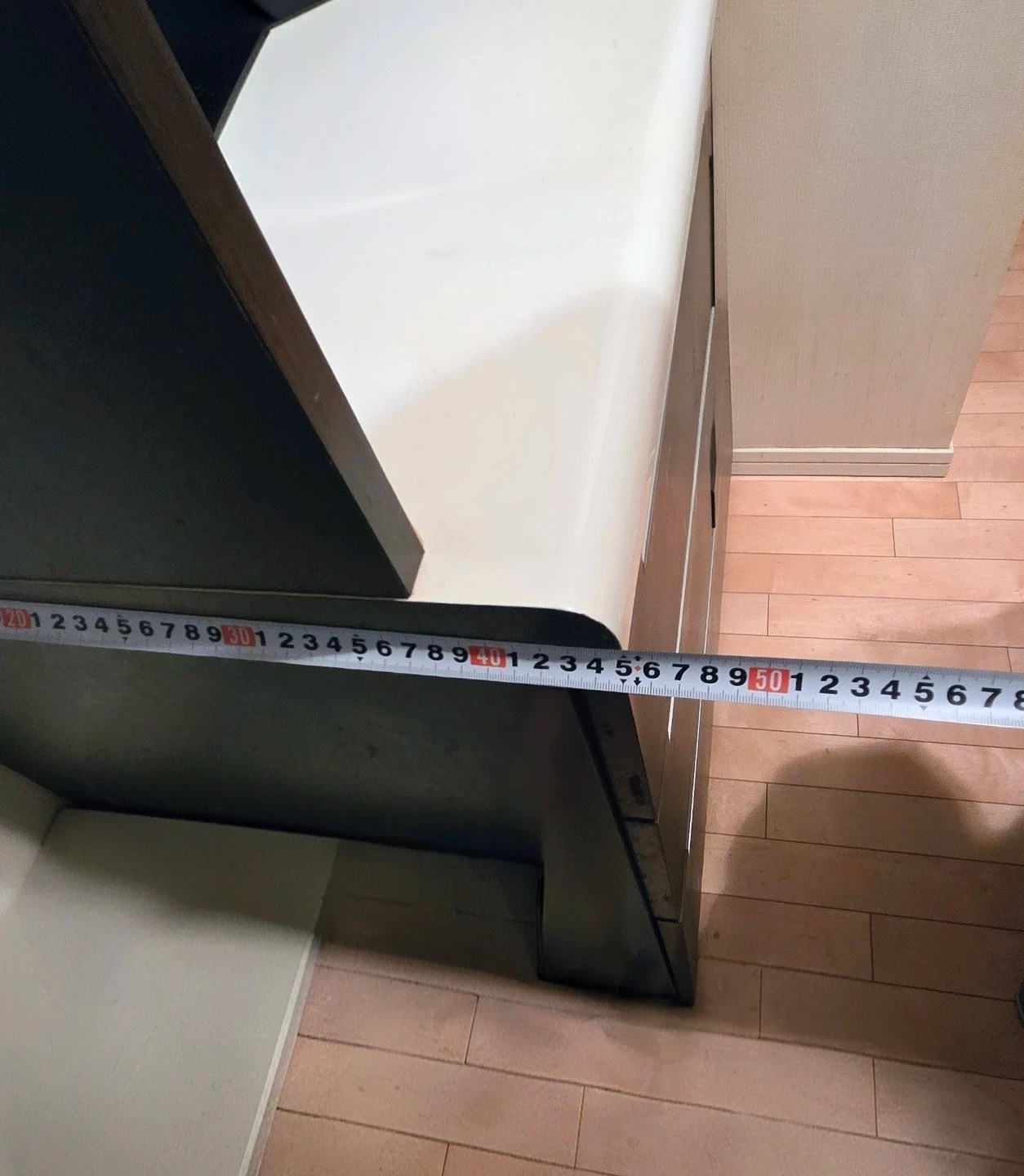 食器棚 ダークブラウン コンセント付き 中段右下は炊飯器用で前に出るタイプです。の写真3枚目