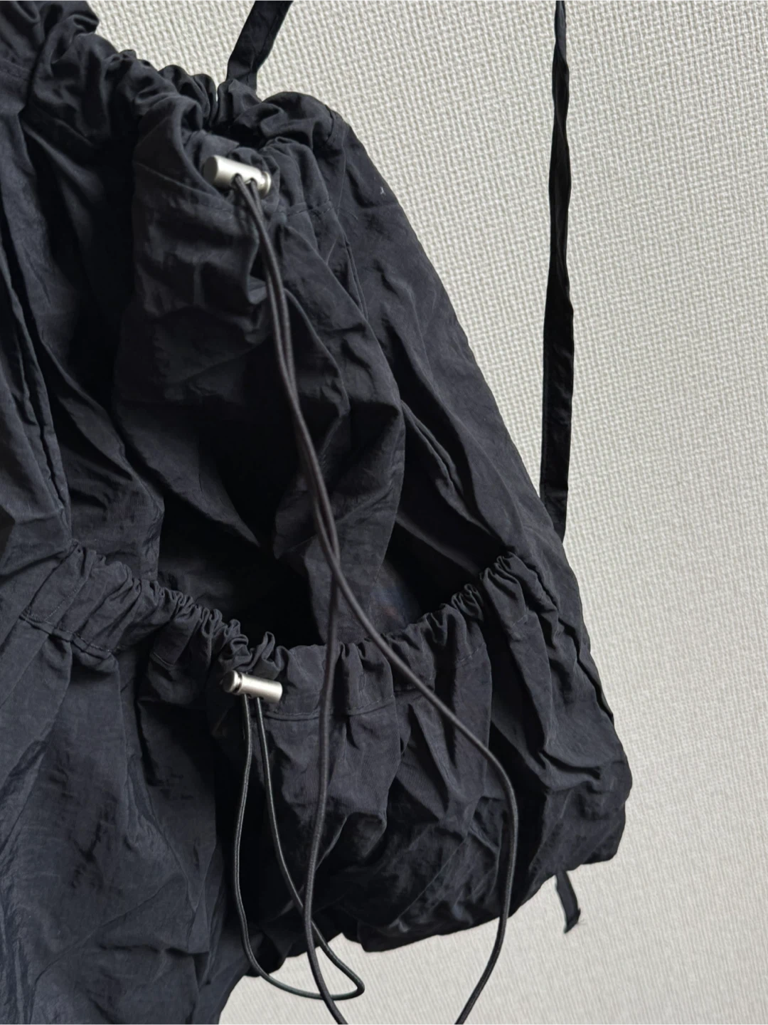 ブラック 巾着バックパックの写真2枚目