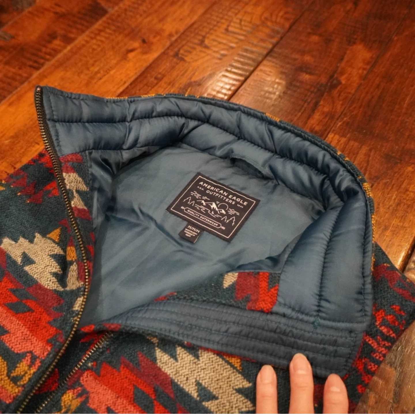 【未使用.美品】定価9,900円 AMERICAN EAGLE アメリカンイーグル アウトドア オルテガ柄 中綿ダウンベストの写真4枚目