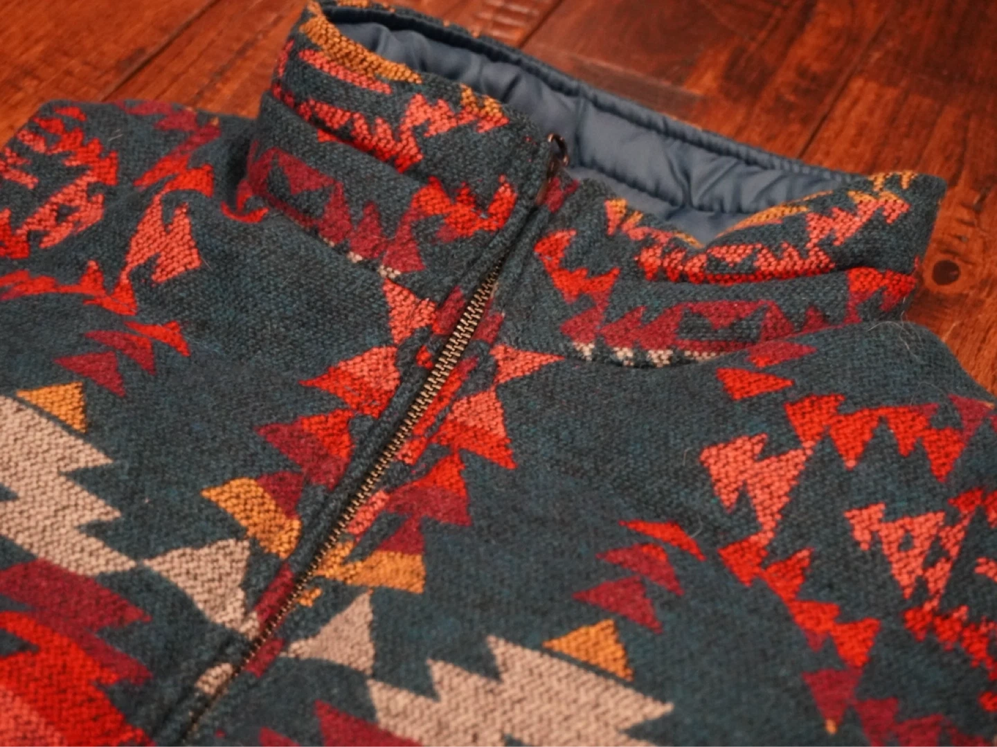 【未使用.美品】定価9,900円 AMERICAN EAGLE アメリカンイーグル アウトドア オルテガ柄 中綿ダウンベストの写真3枚目