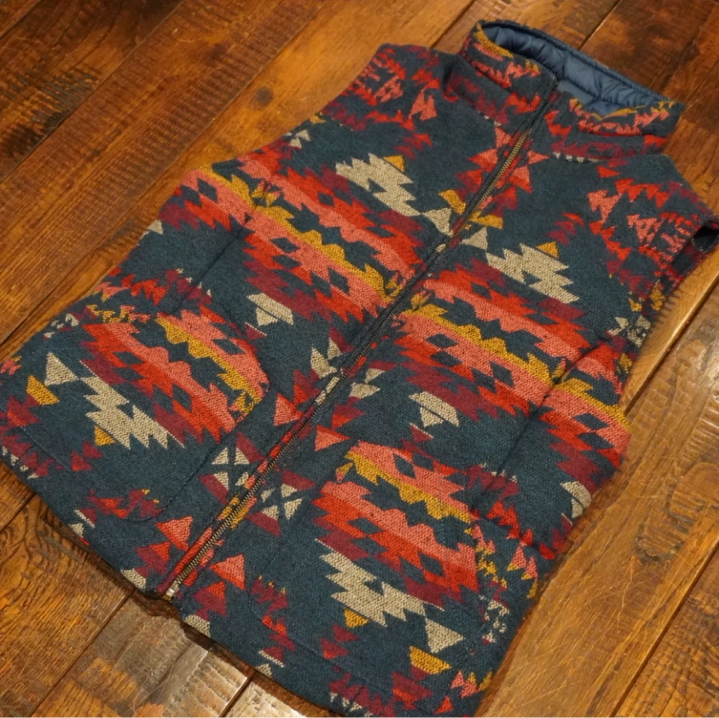 【未使用.美品】定価9,900円 AMERICAN EAGLE アメリカンイーグル アウトドア オルテガ柄 中綿ダウンベストの写真2枚目