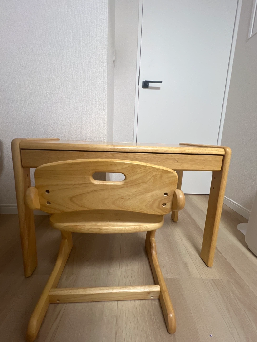木製デスクとチェアセット