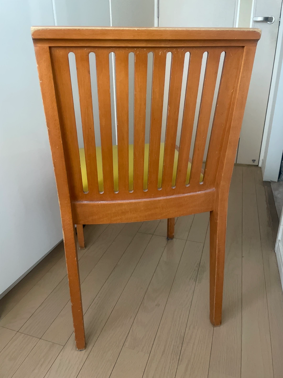 【本日〜明日歓迎】北欧風ダイニングチェア（イエロー/木製）の写真2枚目