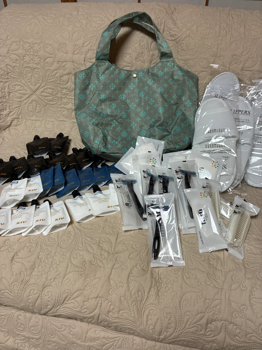 高級ホテルアメニティセット ラシットのバックにいっぱいです。