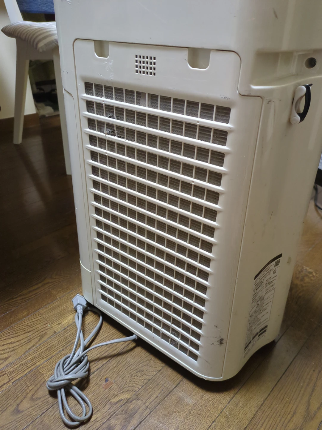 シャープ 加湿空気清浄機 KC-E50-W 2014年製の写真2枚目