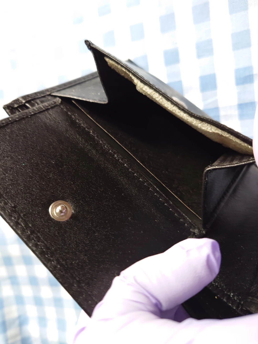 新品！本革 黒二つ折り財布の写真4枚目