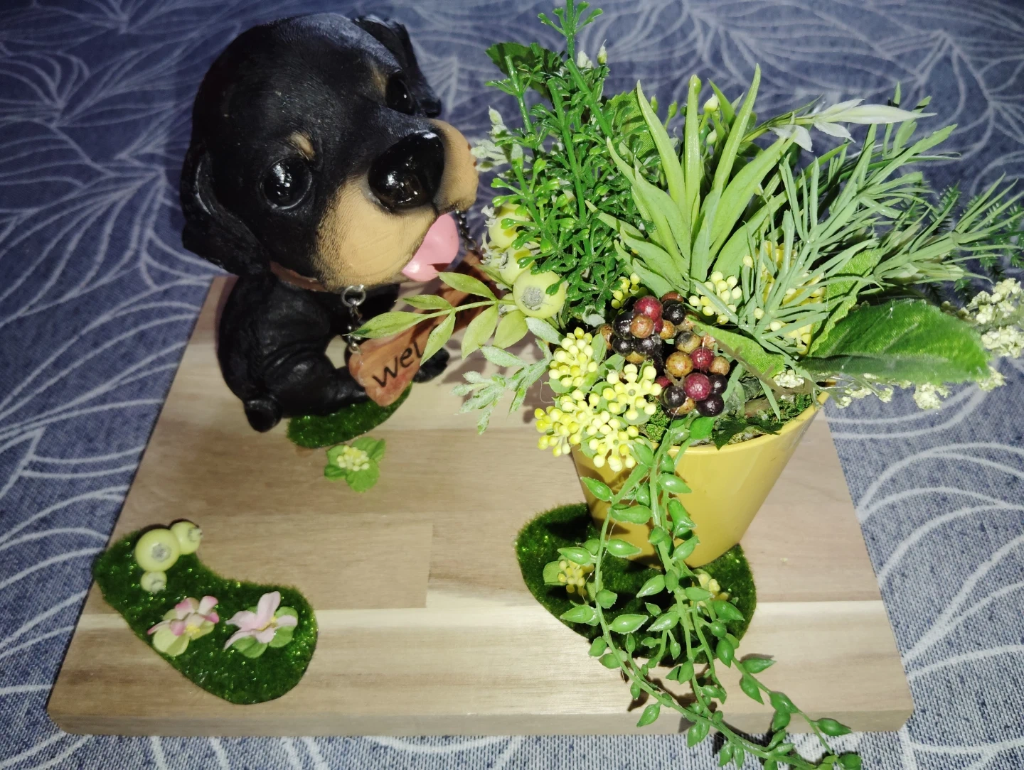 お気に入りの場所 樹木に囲まれご機嫌モードの犬の置物の写真2枚目