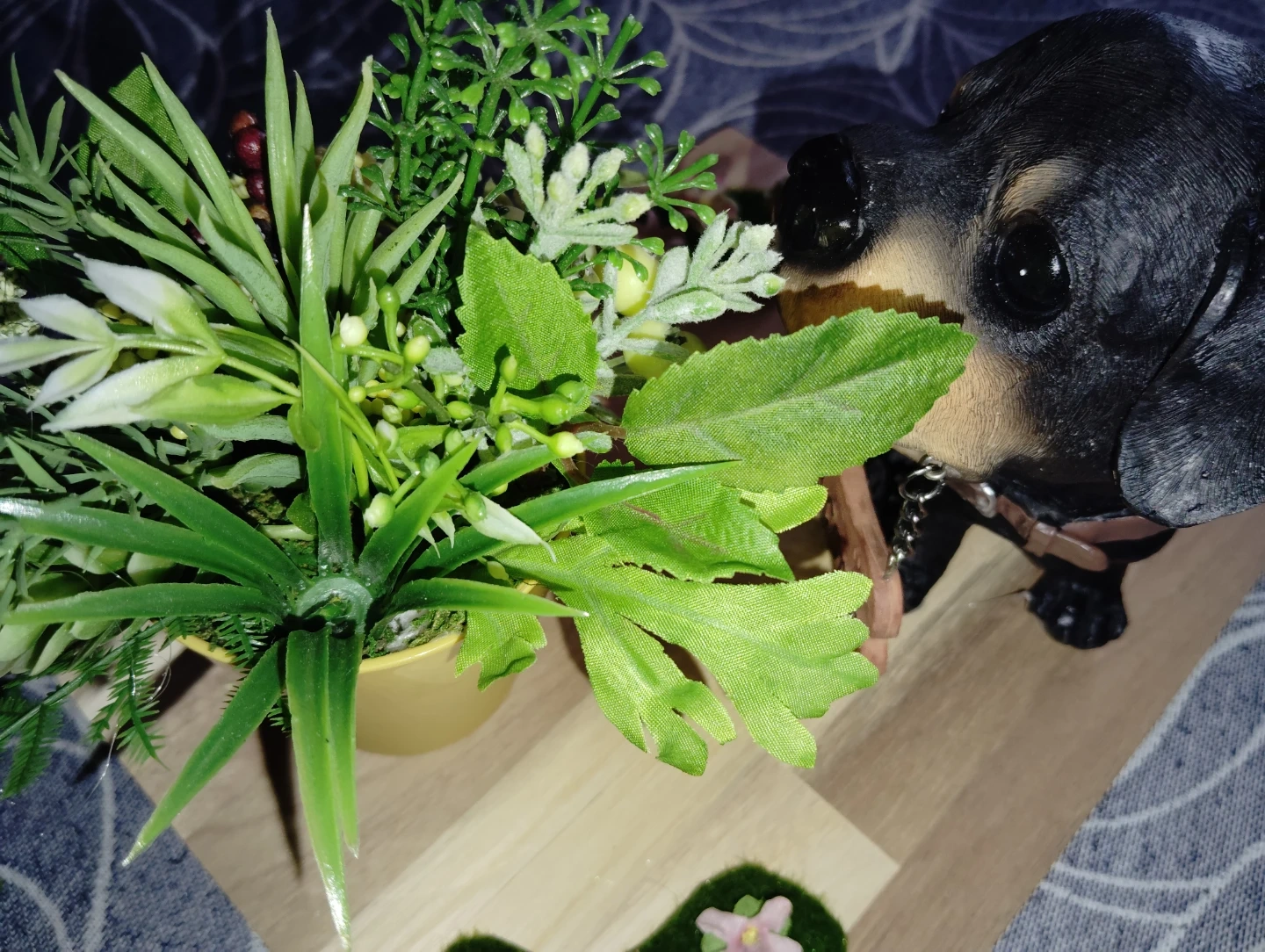 お気に入りの場所 樹木に囲まれご機嫌モードの犬の置物の写真5枚目