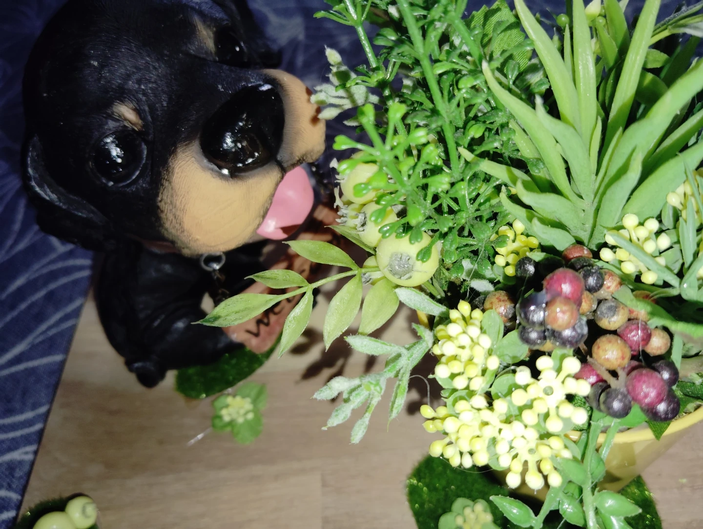 お気に入りの場所 樹木に囲まれご機嫌モードの犬の置物の写真4枚目