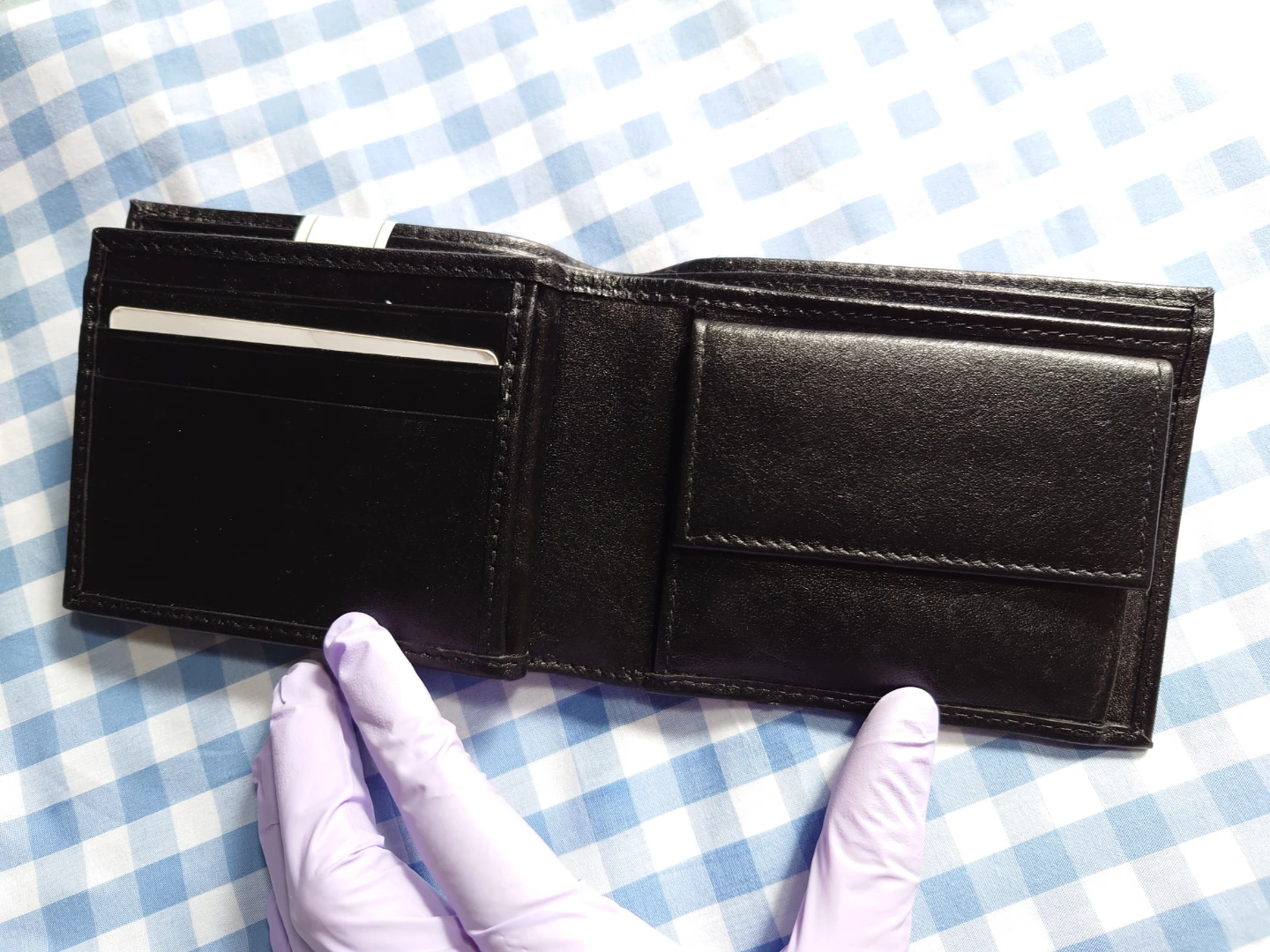 新品！本革 黒二つ折り財布の写真3枚目
