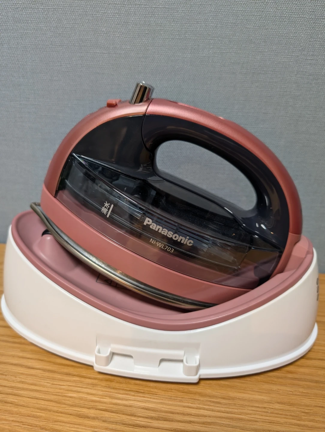 パナソニック コードレススチームアイロン NI-WL703(ビンク)の写真2枚目