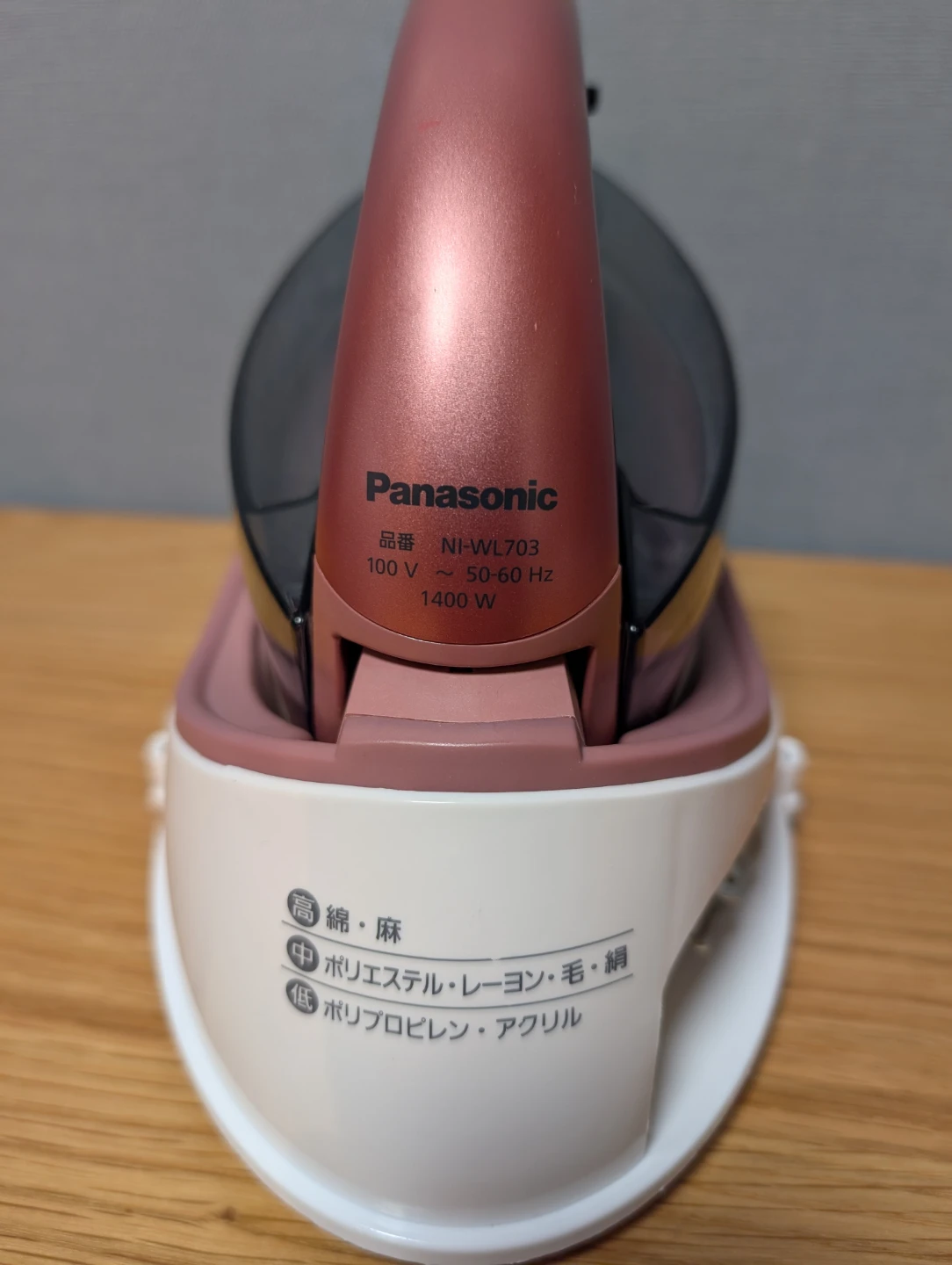 パナソニック コードレススチームアイロン NI-WL703（ビンク）の写真3枚目
