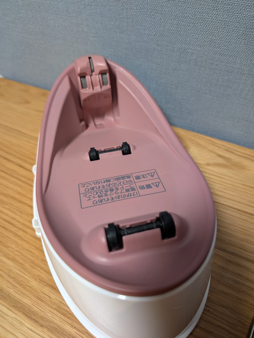 パナソニック コードレススチームアイロン NI-WL703（ビンク）の写真5枚目