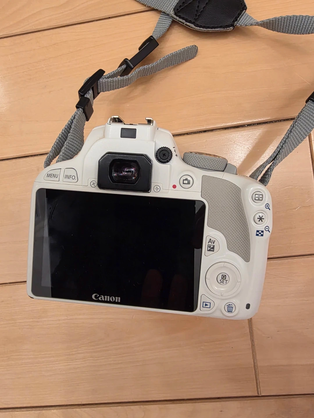 ジャンク品】Canon EOS Kiss X7(バッテリーなし、レンズなし