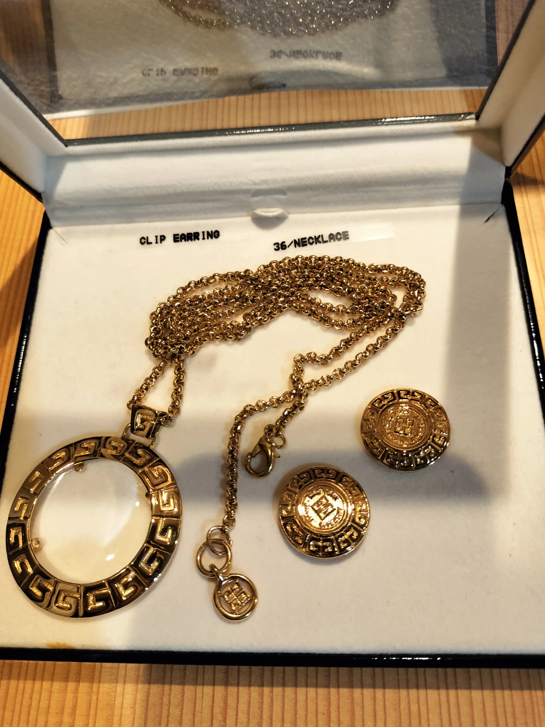 新品ヴィンテージジバンシィ ルーペネックレス & クリップイヤリング セットの写真2枚目
