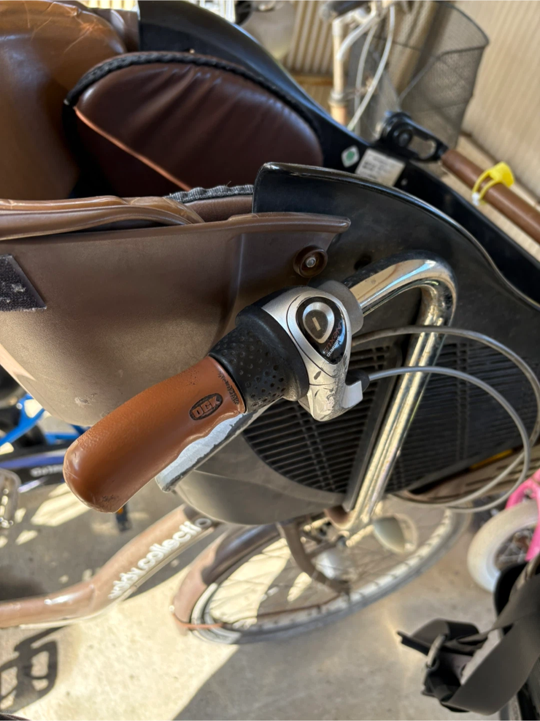 3人乗り自転車 ブラウン チャイルドシート付きの写真5枚目