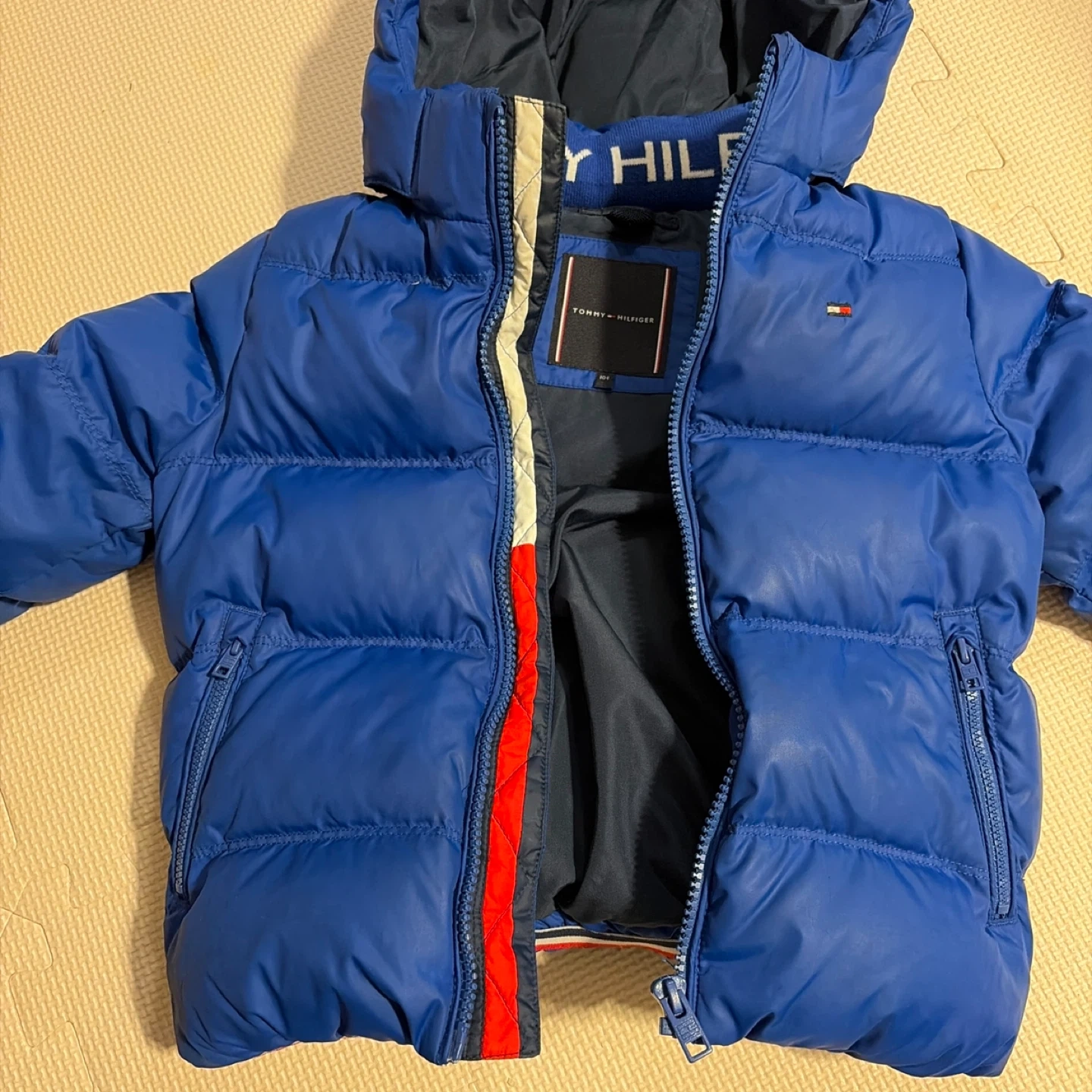 TOMMY HILFIGER フード付きダウンジャケットの写真2枚目