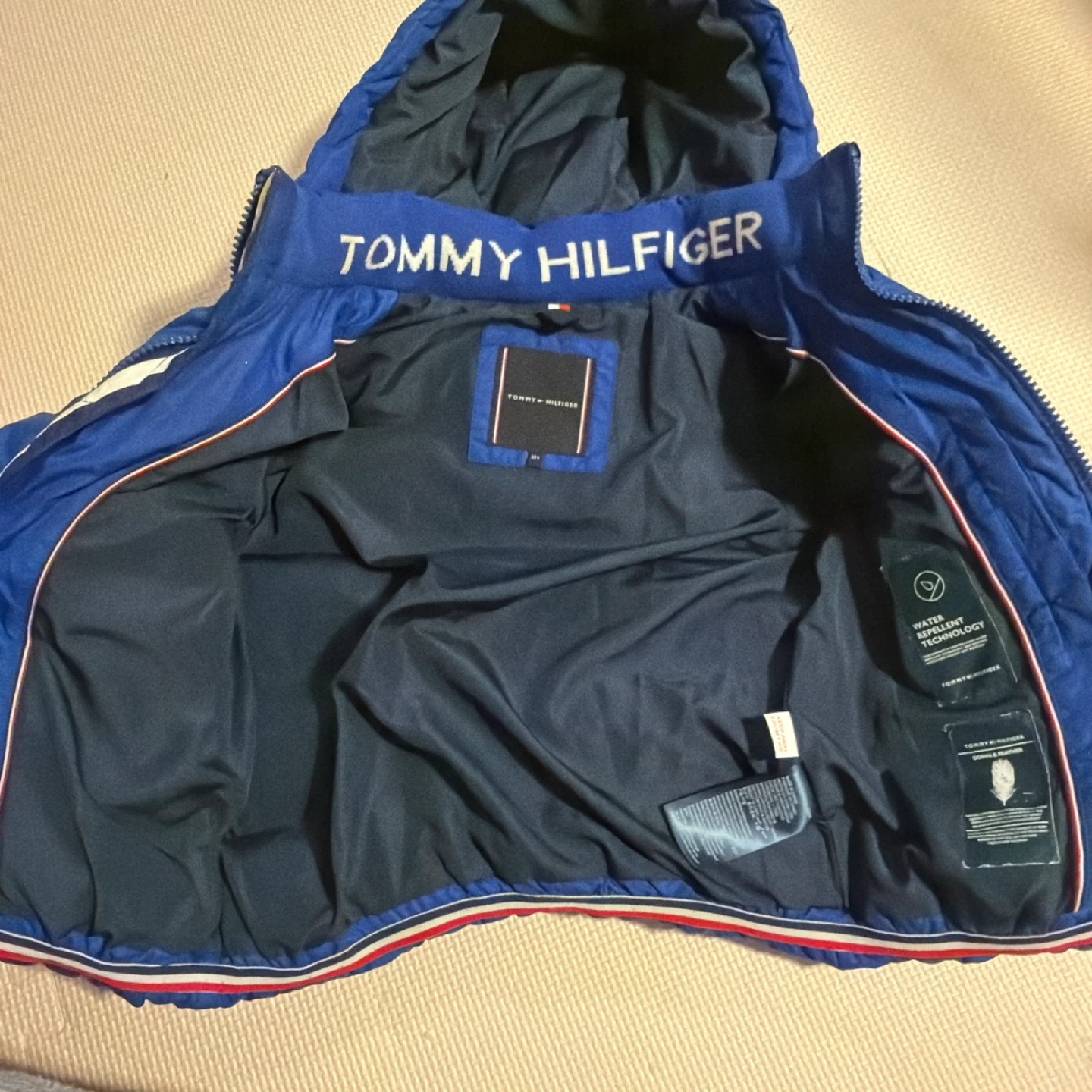 TOMMY HILFIGER フード付きダウンジャケットの写真3枚目