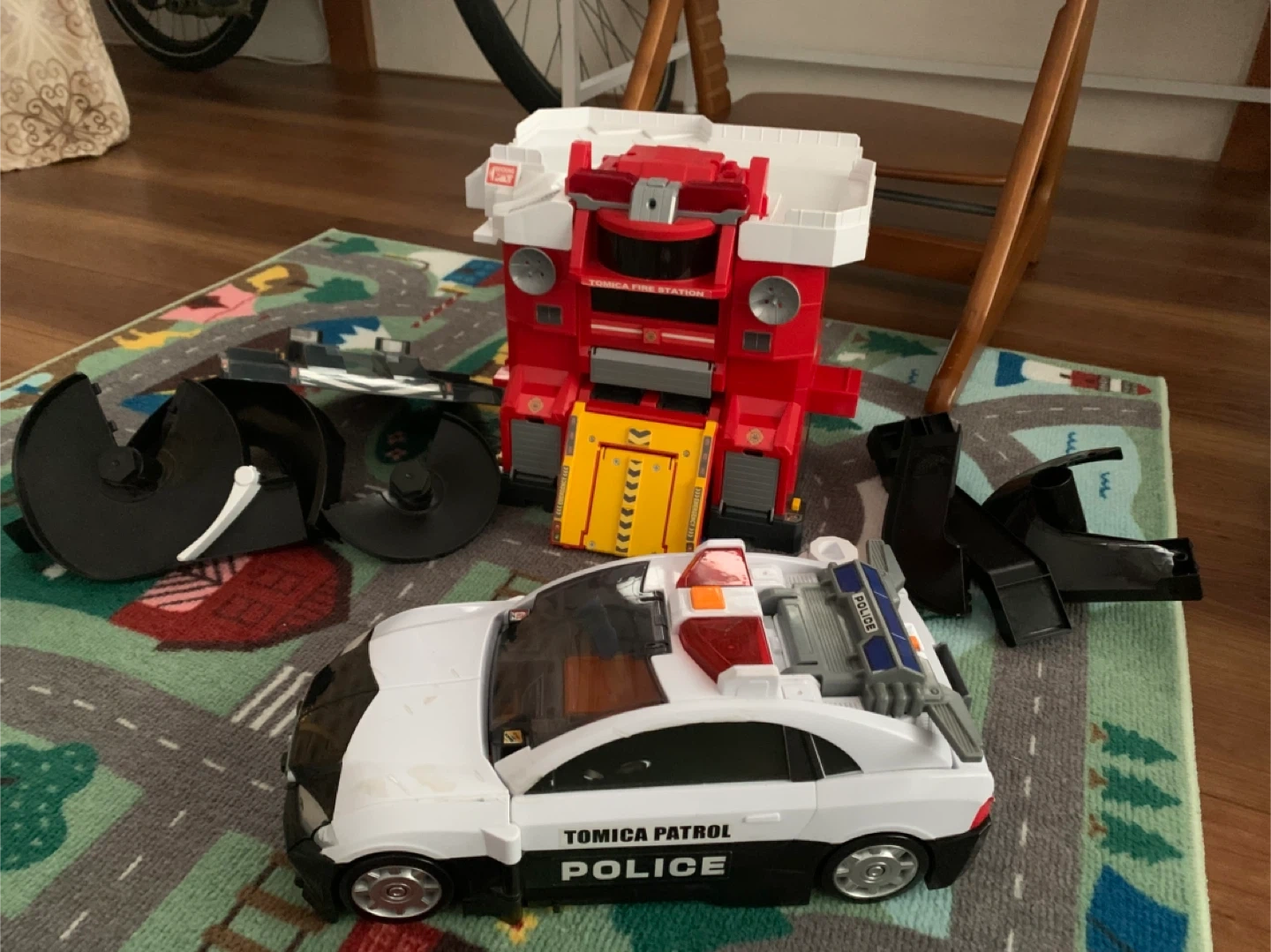トミカ ポリスパトロールカー & ファイヤーステーション