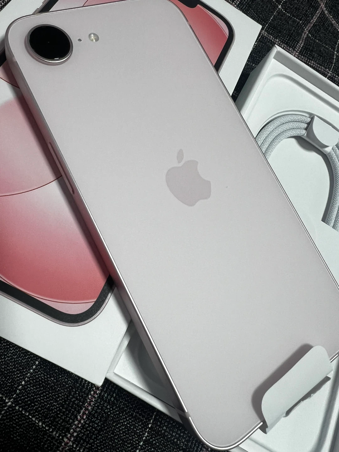 アップル iPhone 17e Soft Pink 256GBの写真2枚目