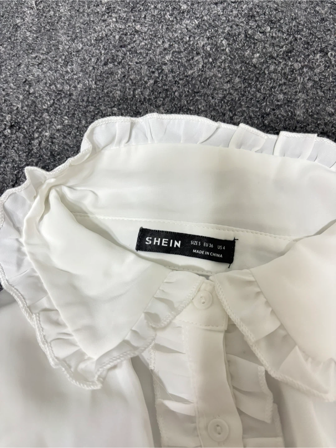 SHEIN フリルブラウス Sサイズ 白黒2枚のイロチセットで 中古品の写真2枚目