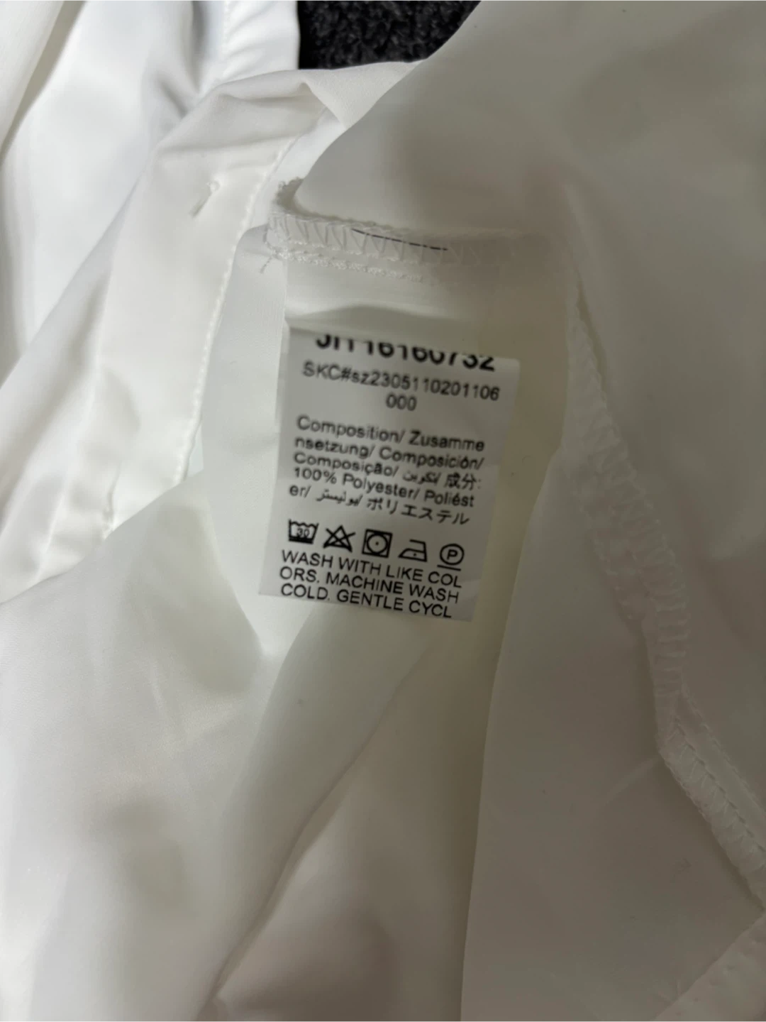 SHEIN  フリルブラウス　Sサイズ　白黒2枚のイロチセットで　中古品の写真3枚目