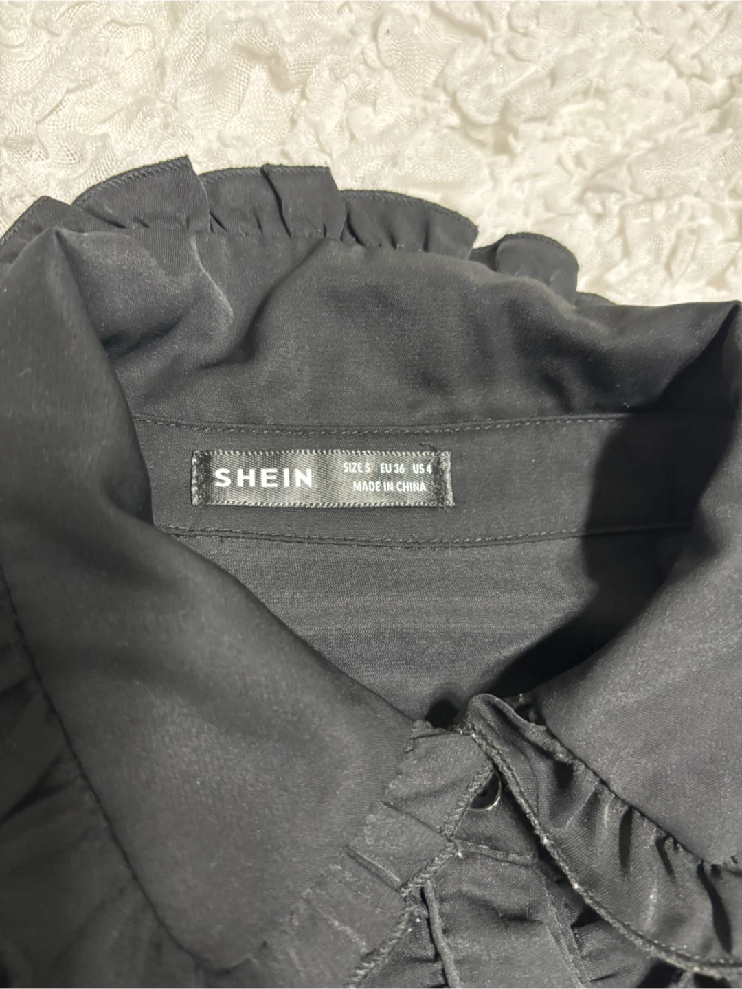 SHEIN  フリルブラウス　Sサイズ　白黒2枚のイロチセットで　中古品の写真6枚目