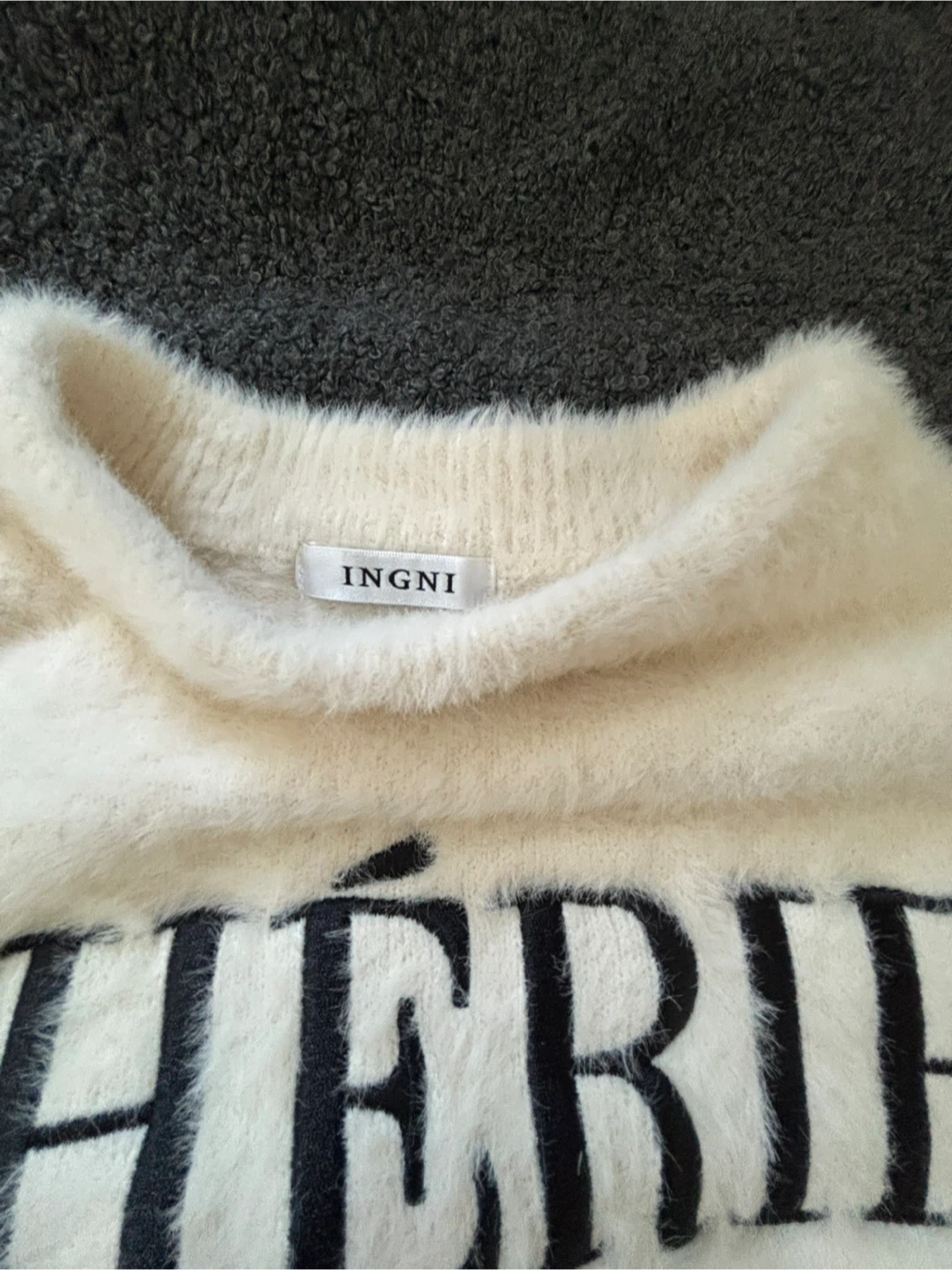 ⭐︎INGNI ショート丈フェザーニット　Mサイズ　中古美品（シーズン終了のため4月末までの出品です）の写真3枚目