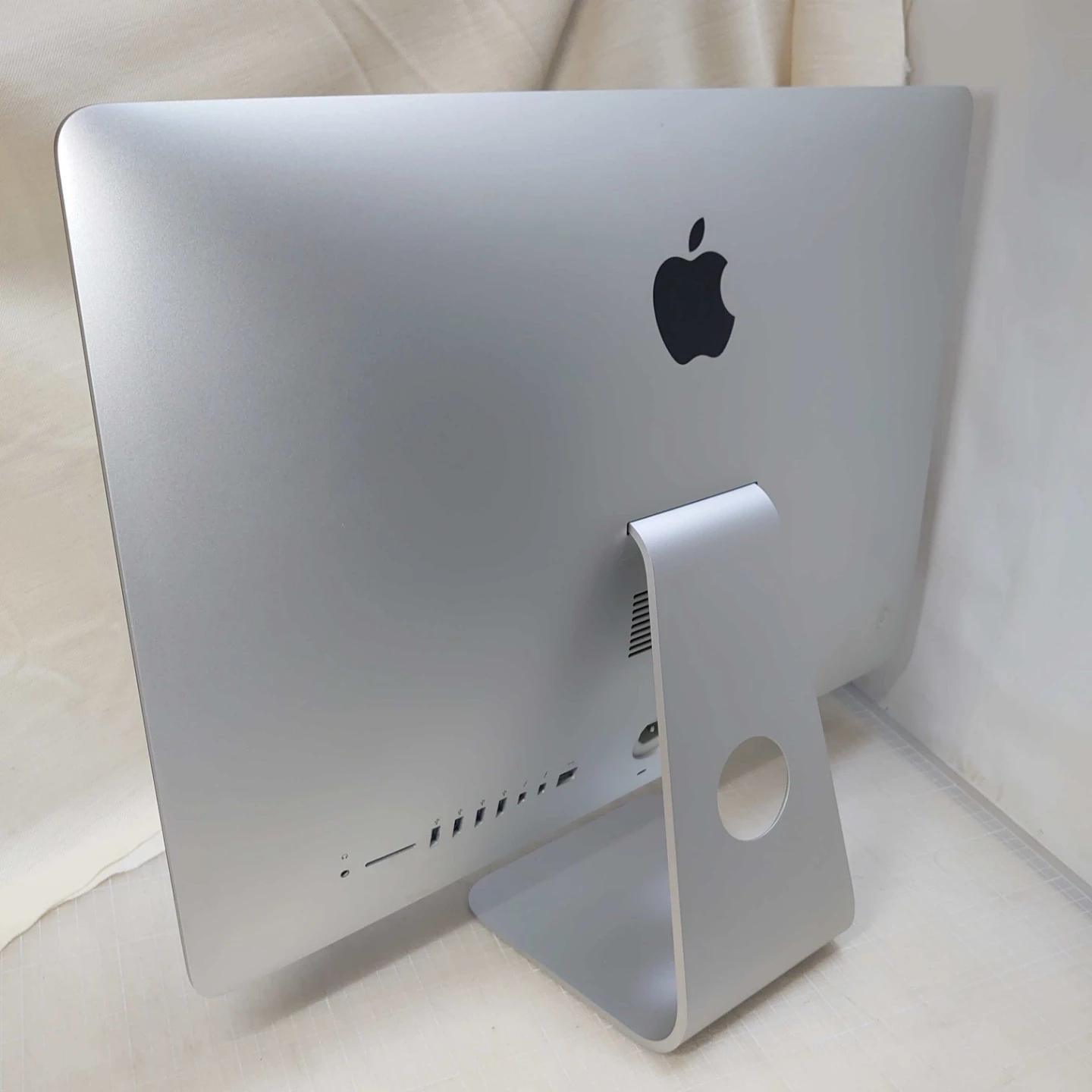 [美品]  iMac｜1418/21.5-inch｜MacOS10.15｜キーボード・マウス・USBハブ ｜元箱ありの写真2枚目