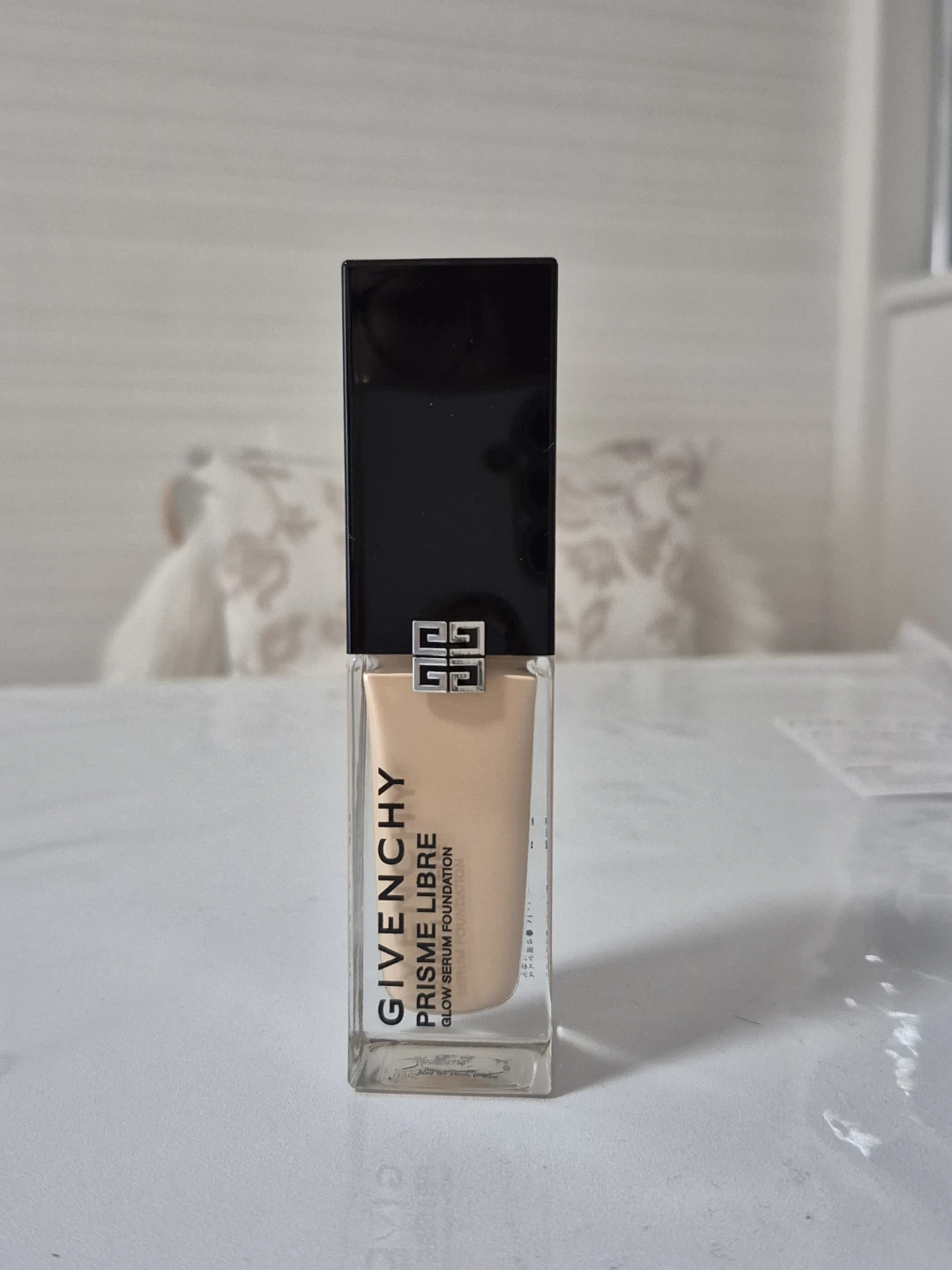 GIVENCHY プリズムリーブルグロウセラムファンデーション 1N