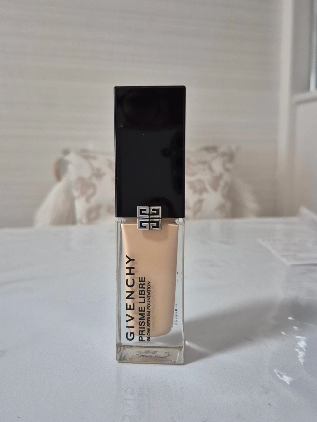 GIVENCHY プリズムリーブルグロウセラムファンデーション 1N