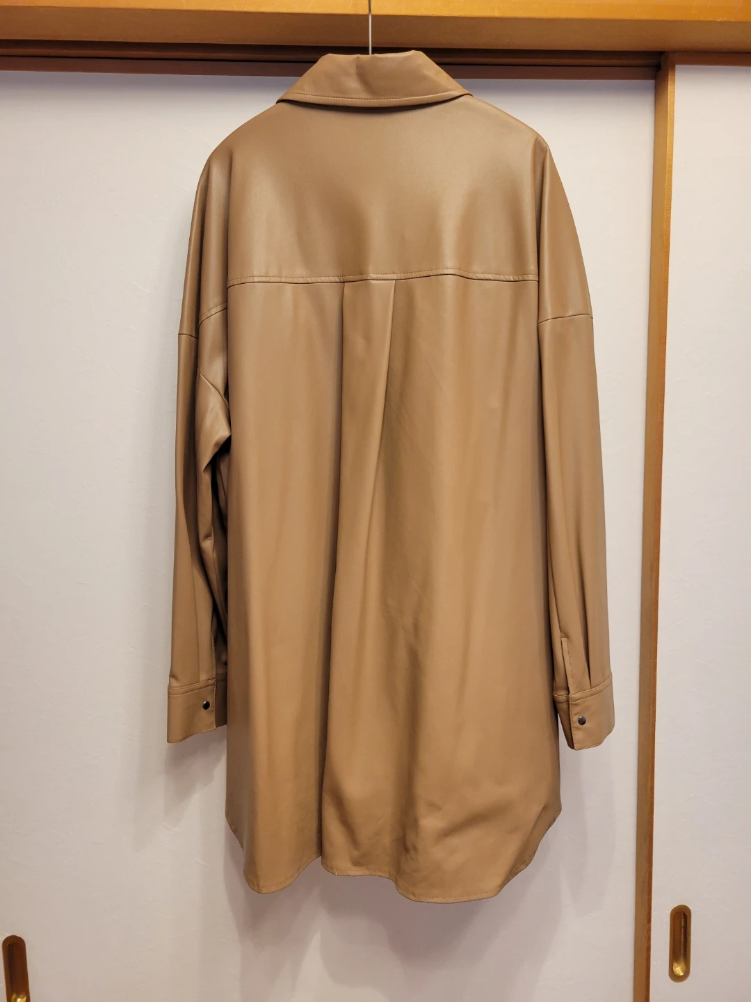 【美品】フェイクレザーシャツ ベージュの写真2枚目
