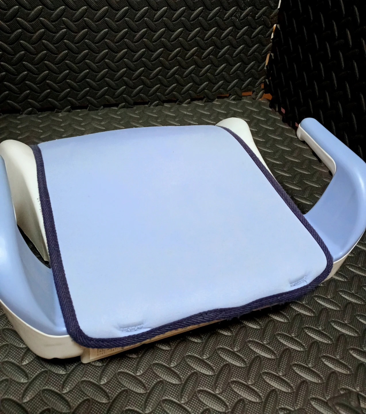 【ドライブする季節になりました☆安全運転大事ですが、子供の安全も必要です!!】アイリスオーヤマ ジュニアシートの写真3枚目