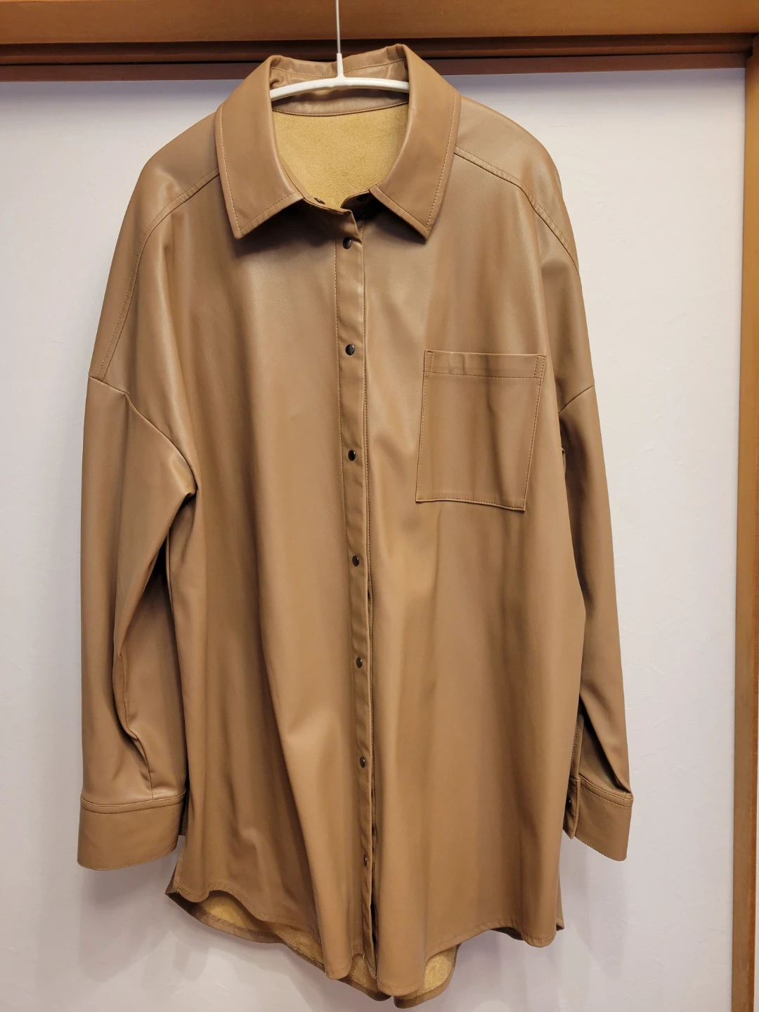 【美品】フェイクレザーシャツ ベージュ