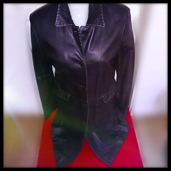 ♠️ Kenneth Cole ®️ タイトなレザーコート♠️の写真4枚目