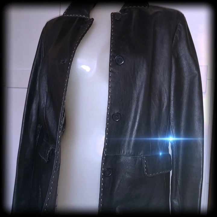 ♠️ Kenneth Cole ®️ タイトなレザーコート♠️の写真2枚目
