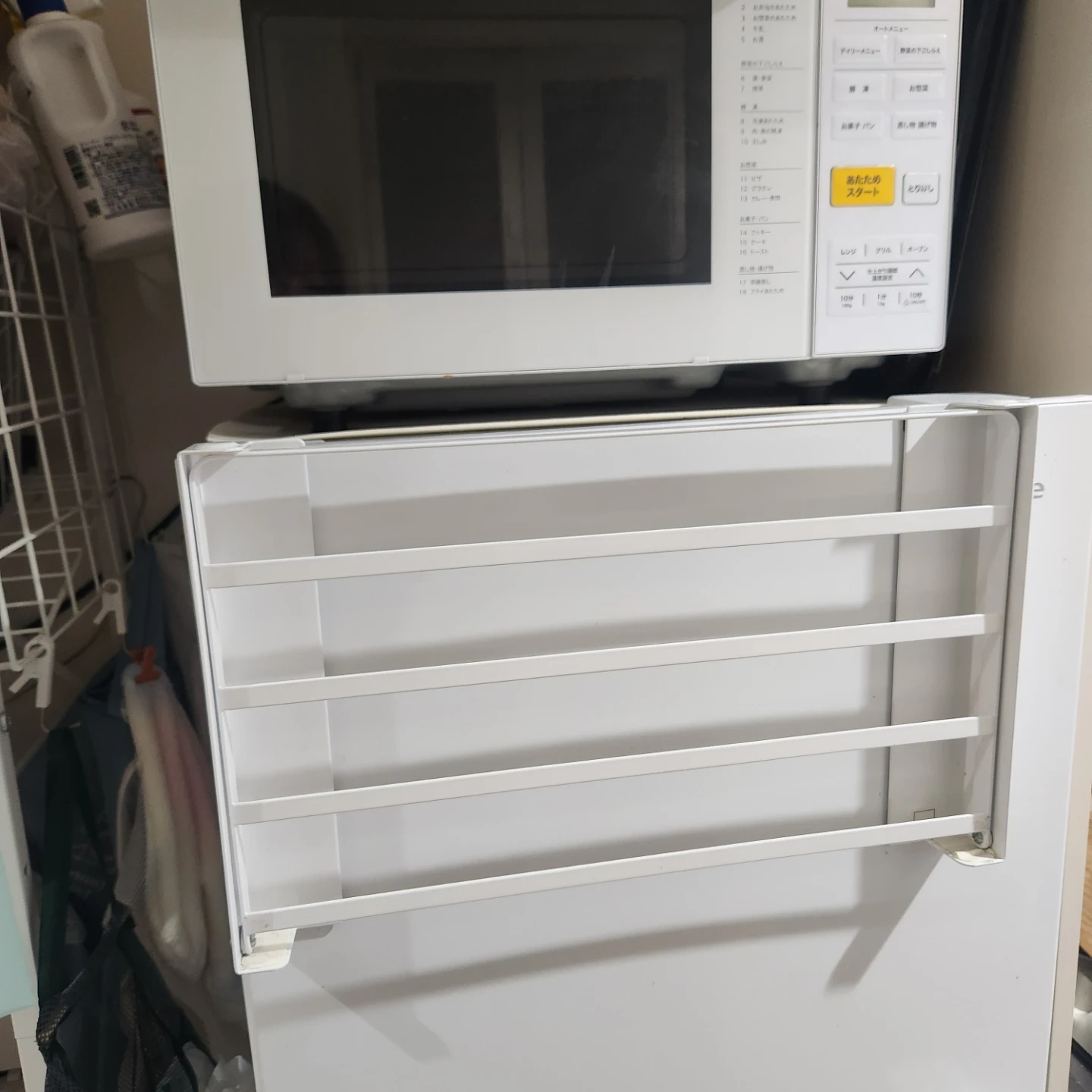 ヤマザキ 洗濯機横マグネット折り畳み棚 ホワイトの写真2枚目