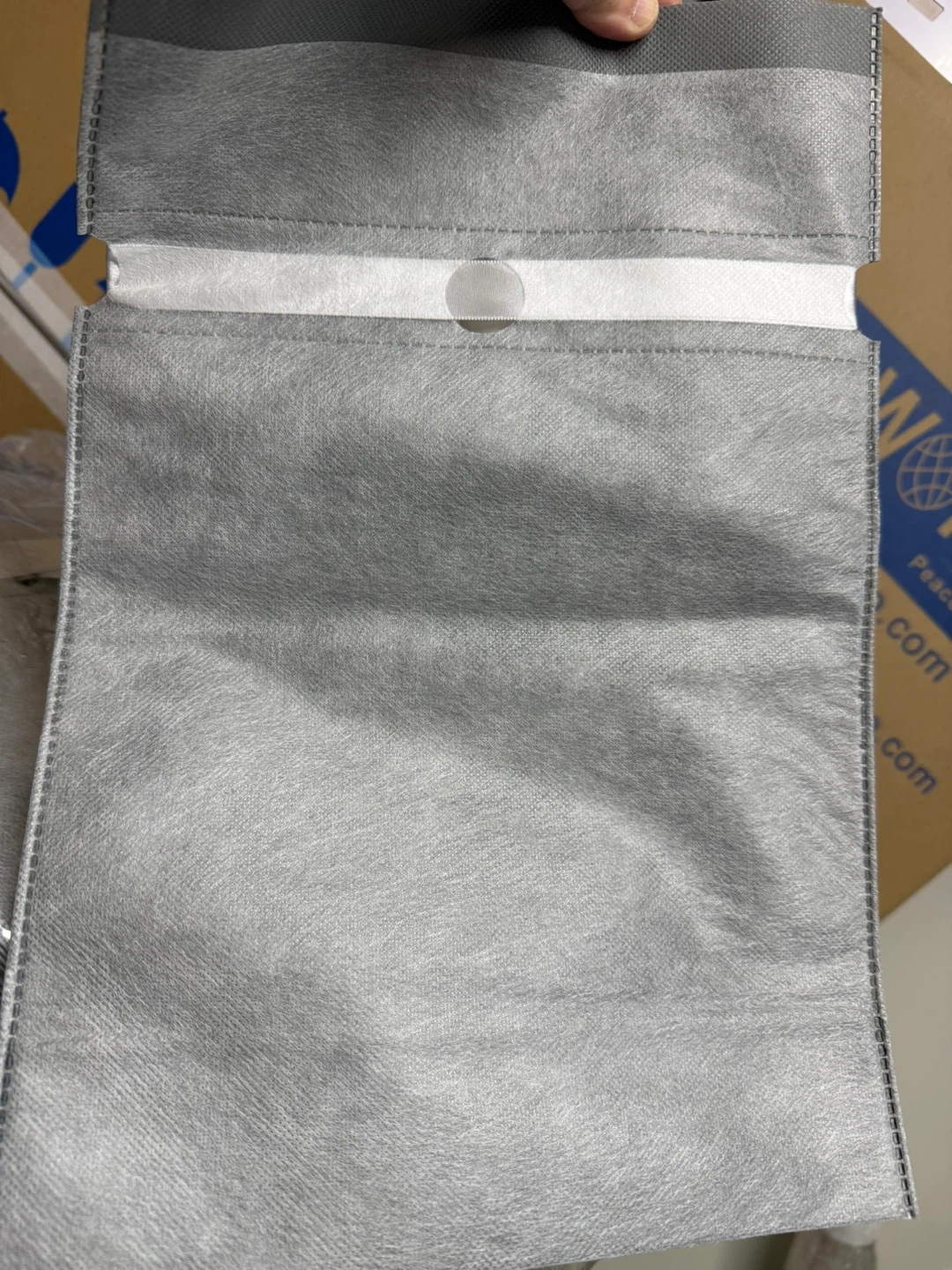 グレーの巾着袋 25x37x11の写真2枚目