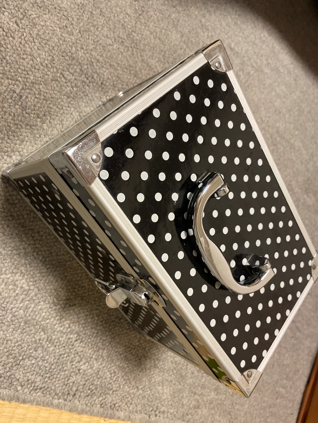 メイクボックス 黒 ドット柄の写真3枚目