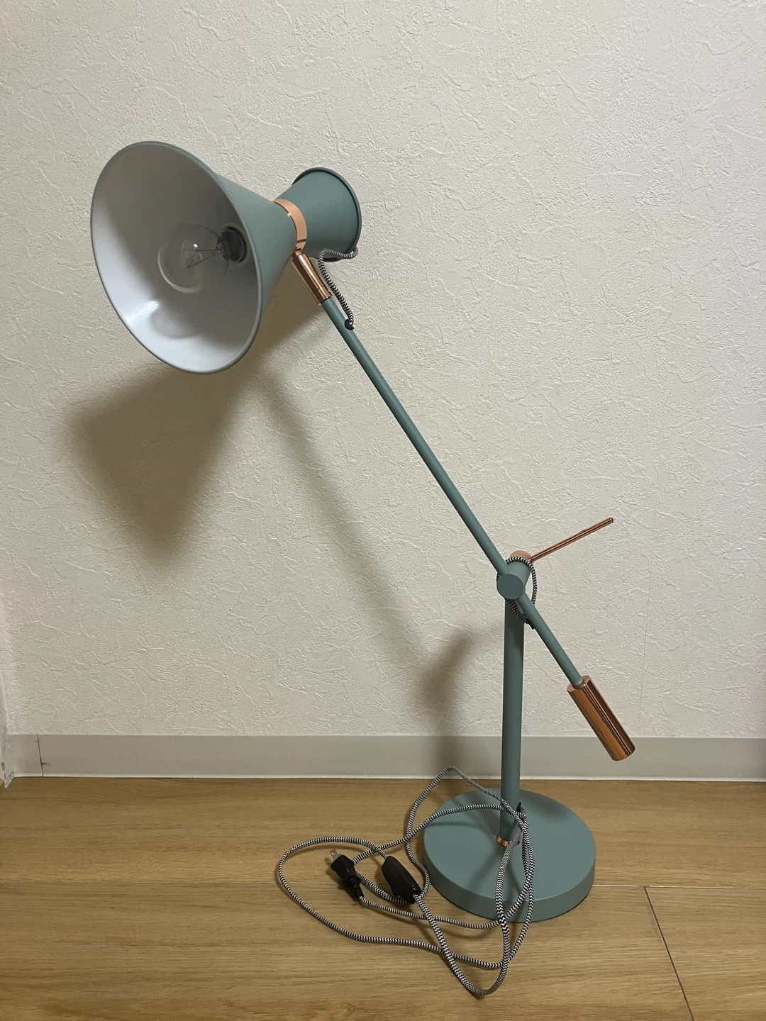 【美品】Francfranc（フランフラン）スタンドライト　デスクライト　レトロ　電球　間接照明　蛍光灯　ピクサーの写真5枚目