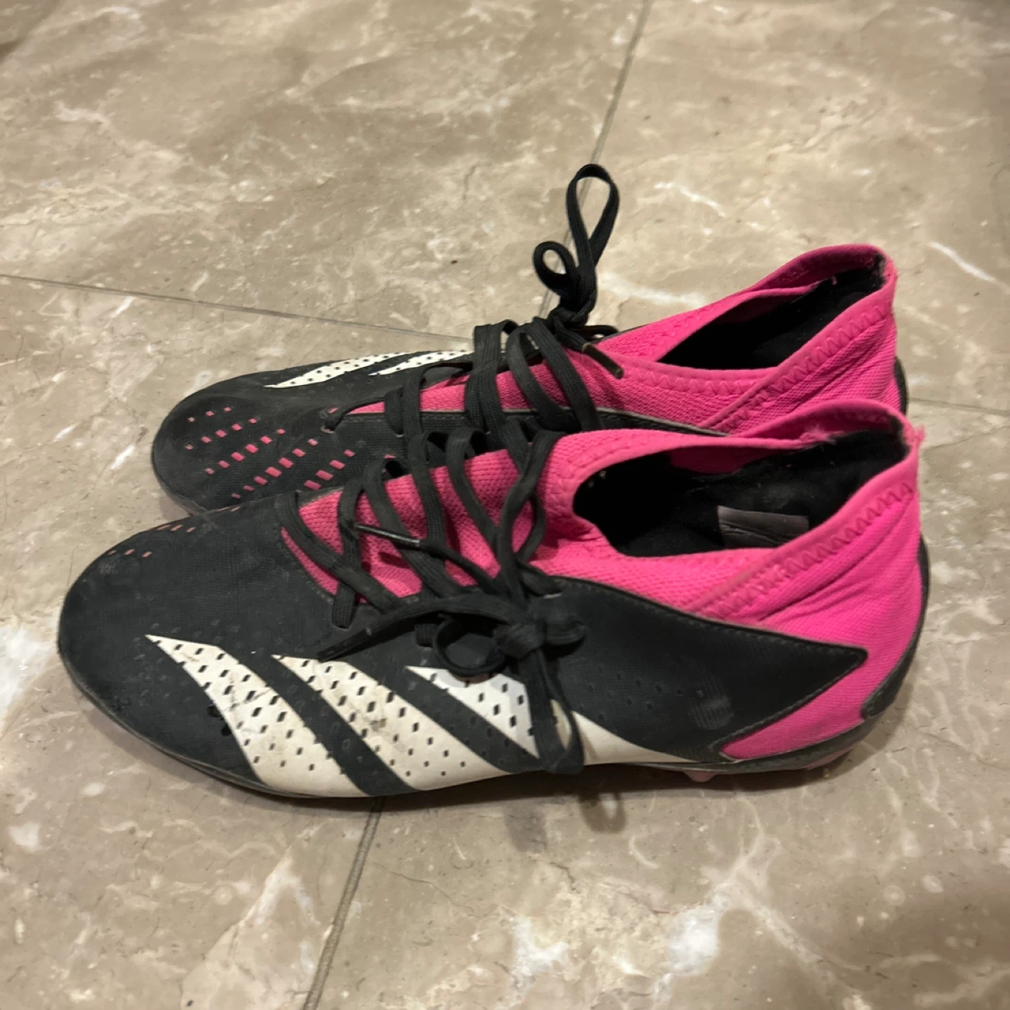 adidas Predator サッカーシューズ ブラック/ピンクの写真2枚目
