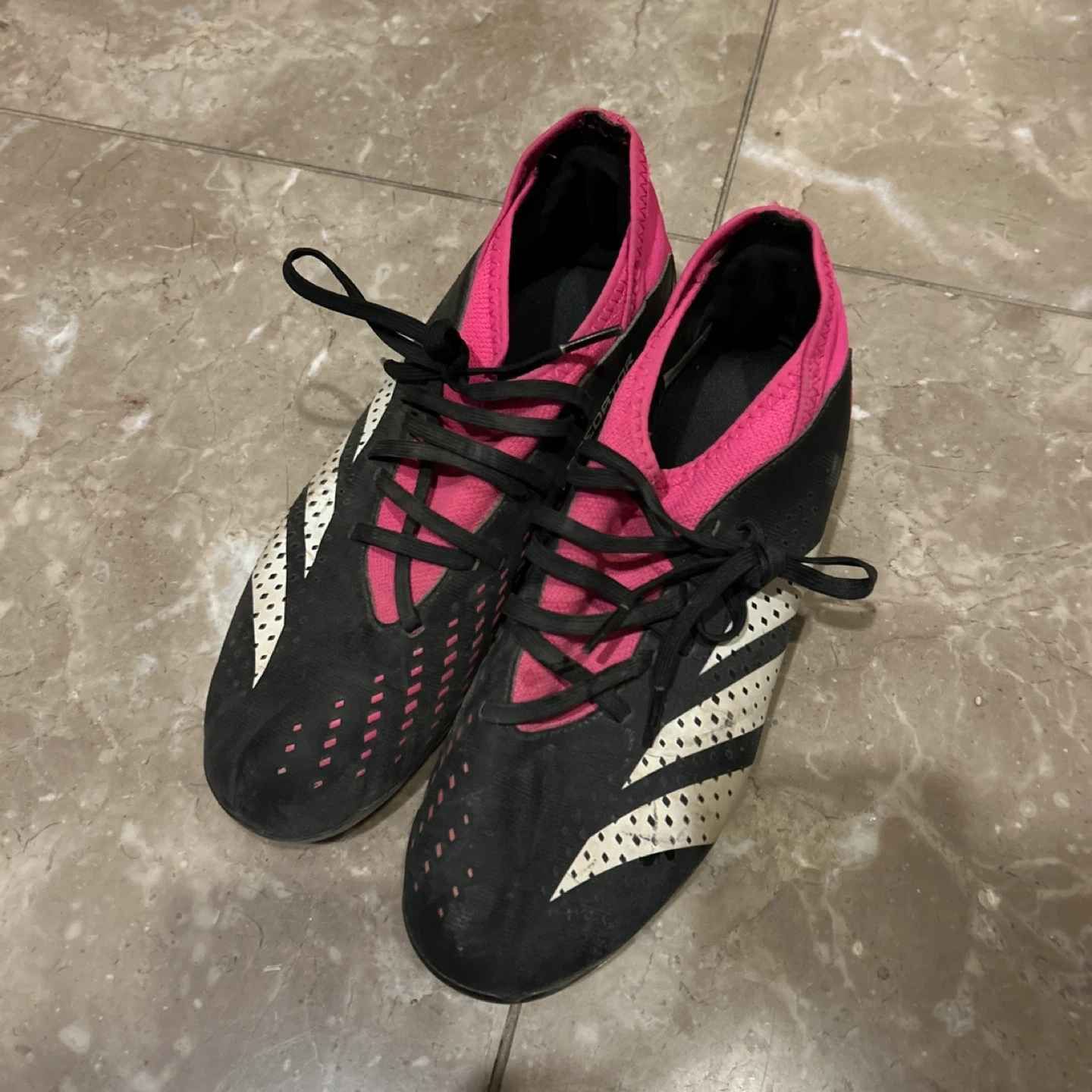 adidas Predator サッカーシューズ ブラック/ピンク