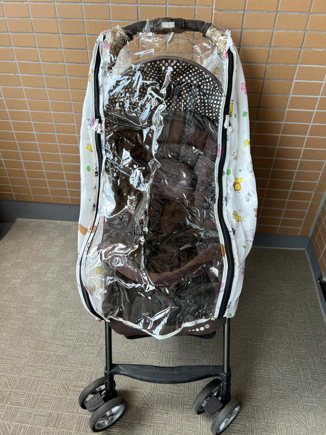 コンビ  a型ベビーカー 雨用カバー付きの写真5枚目