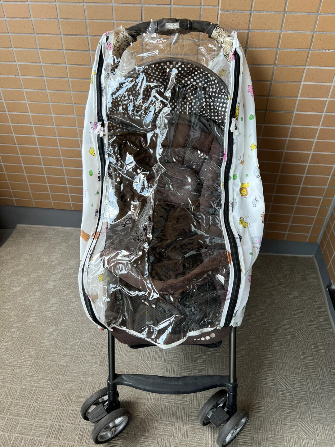 コンビ a型ベビーカー 雨用カバー付きの写真5枚目
