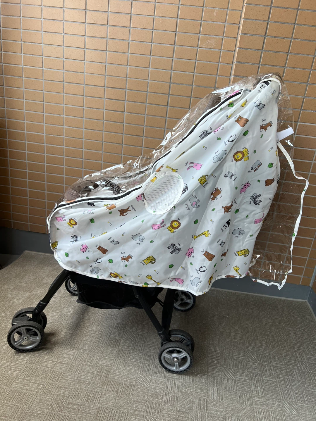 コンビ  a型ベビーカー 雨用カバー付きの写真4枚目